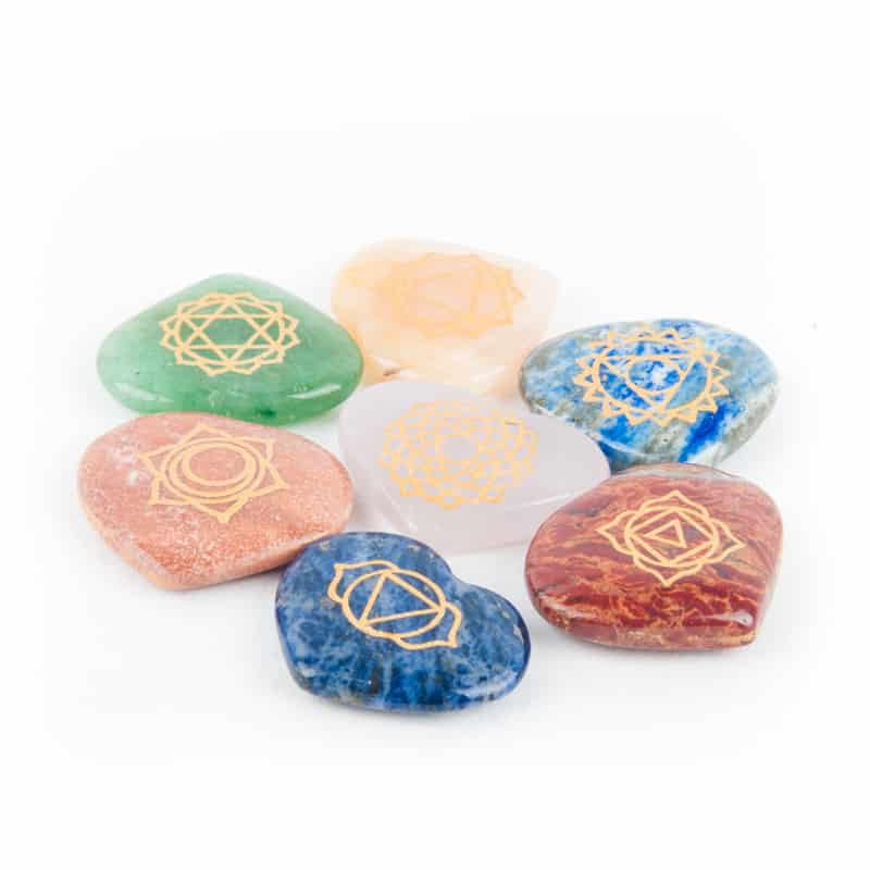 Set van 7 Hartvormige Chakra Halfedelstenen met de Chakrasymbolen in Goudkleur Gegraveerd