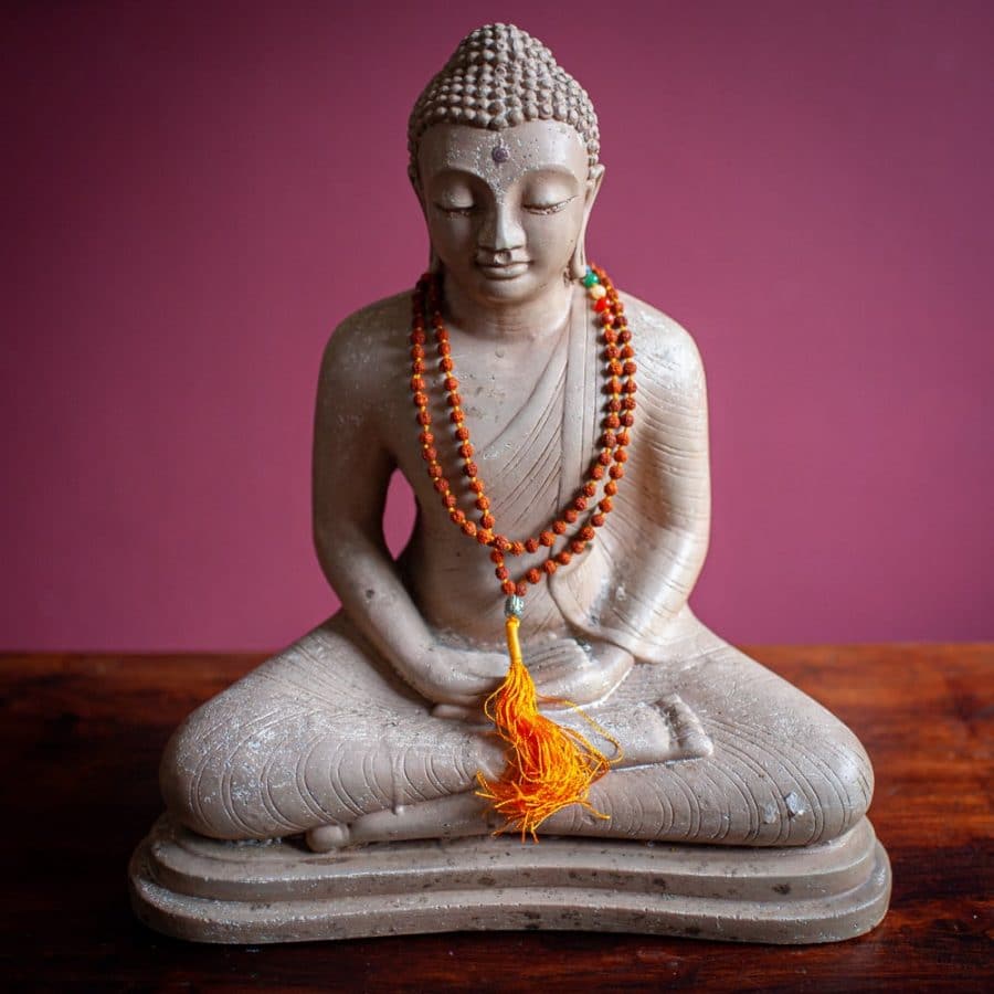 boeddha beeld met mala ketting
