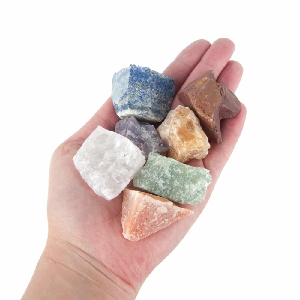 zeven chakra stenen set in hand