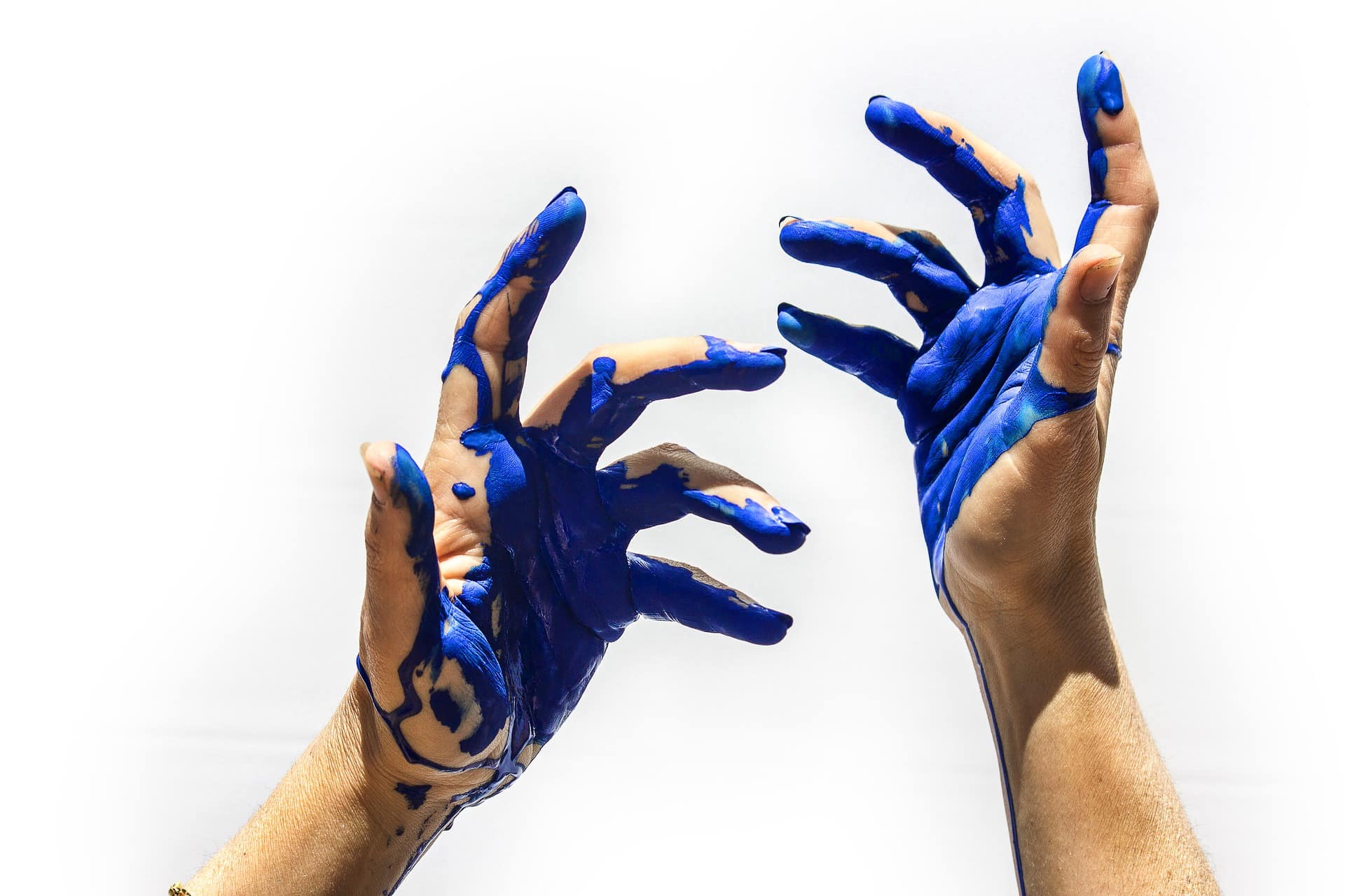 twee blauw geverfde handen