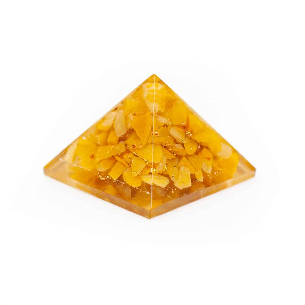 piramide vorm met gele steentjes erin 
