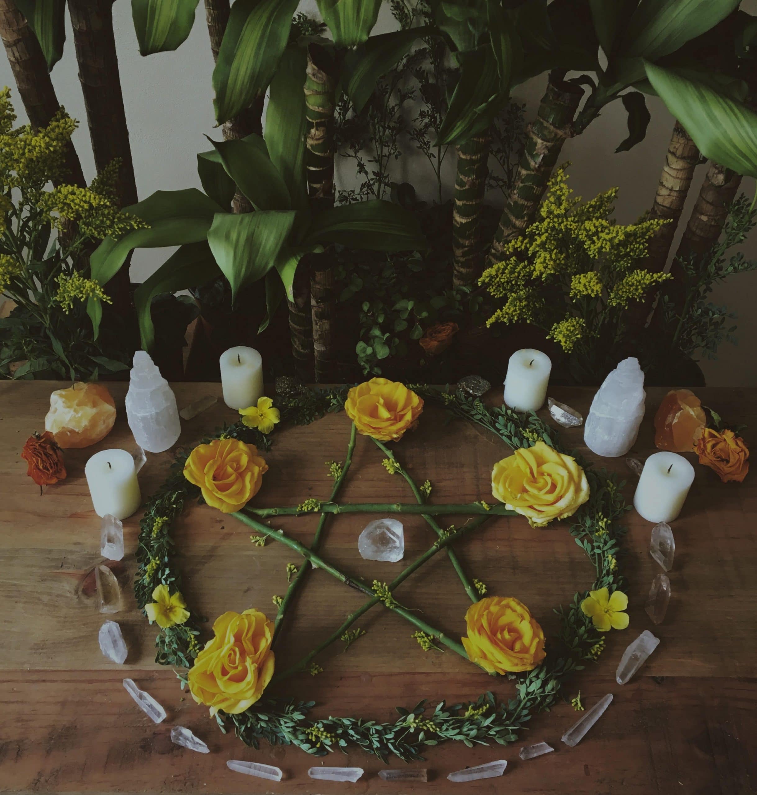 wicca altaar met bloemen en stenen