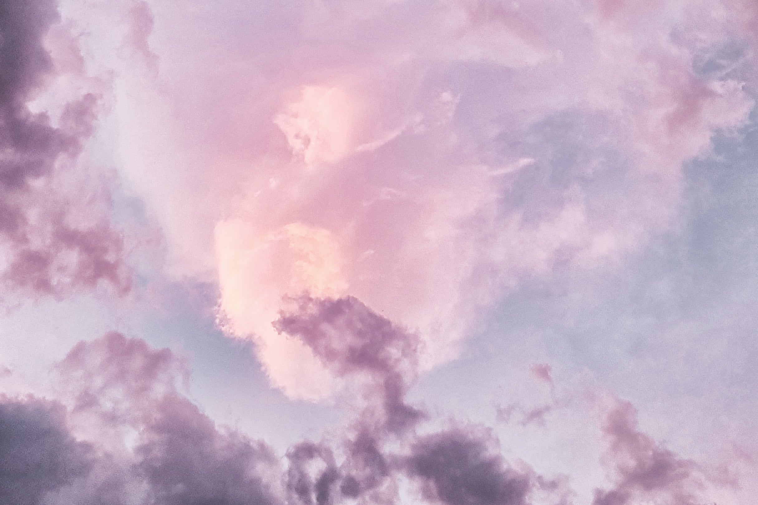 roze violet paarse lucht met wolken