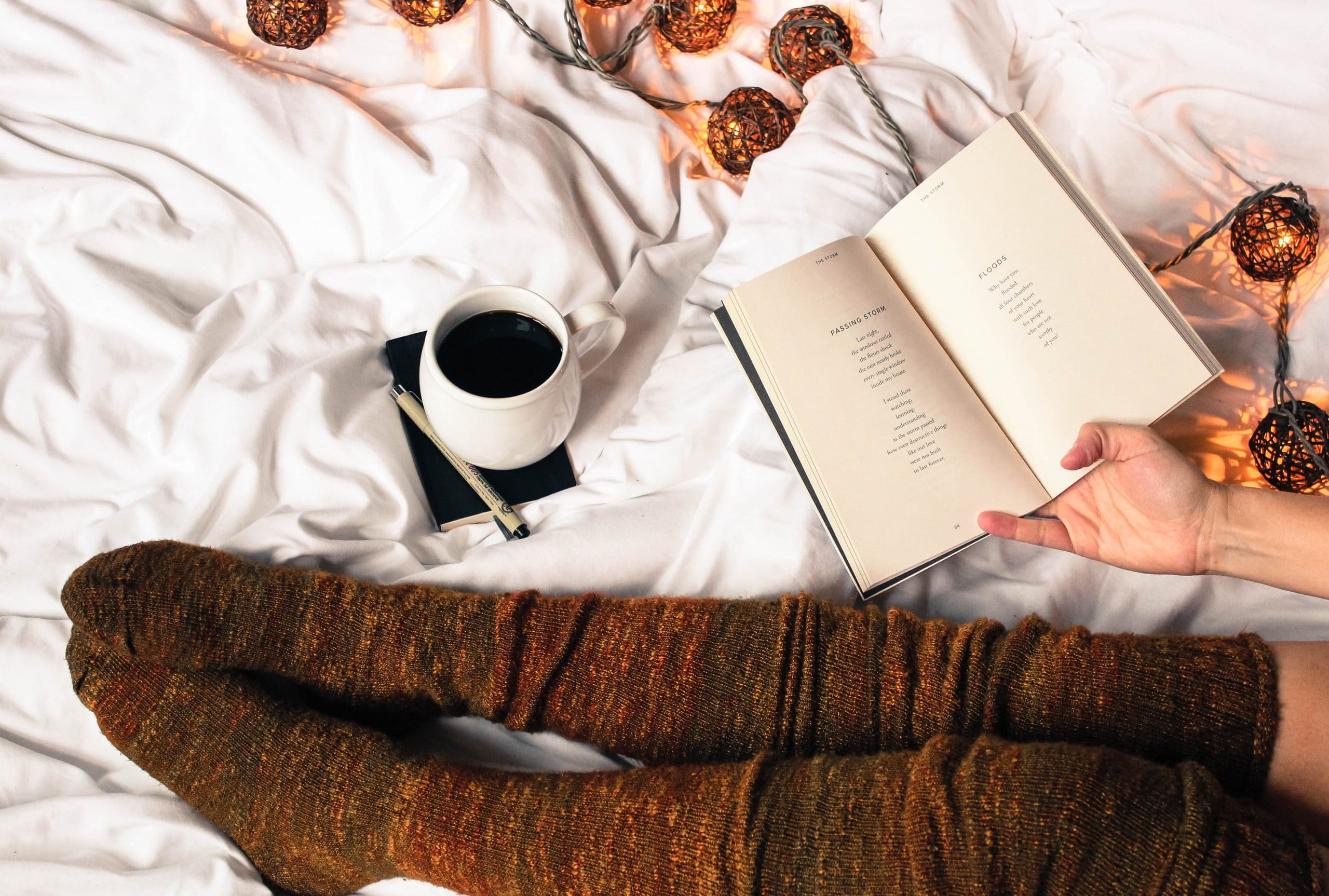 liggen bed koffie boek lampjes sokken dekbed relax