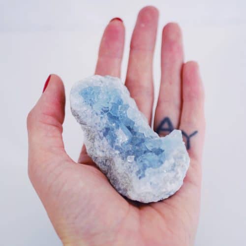 Blauw kristal in hand