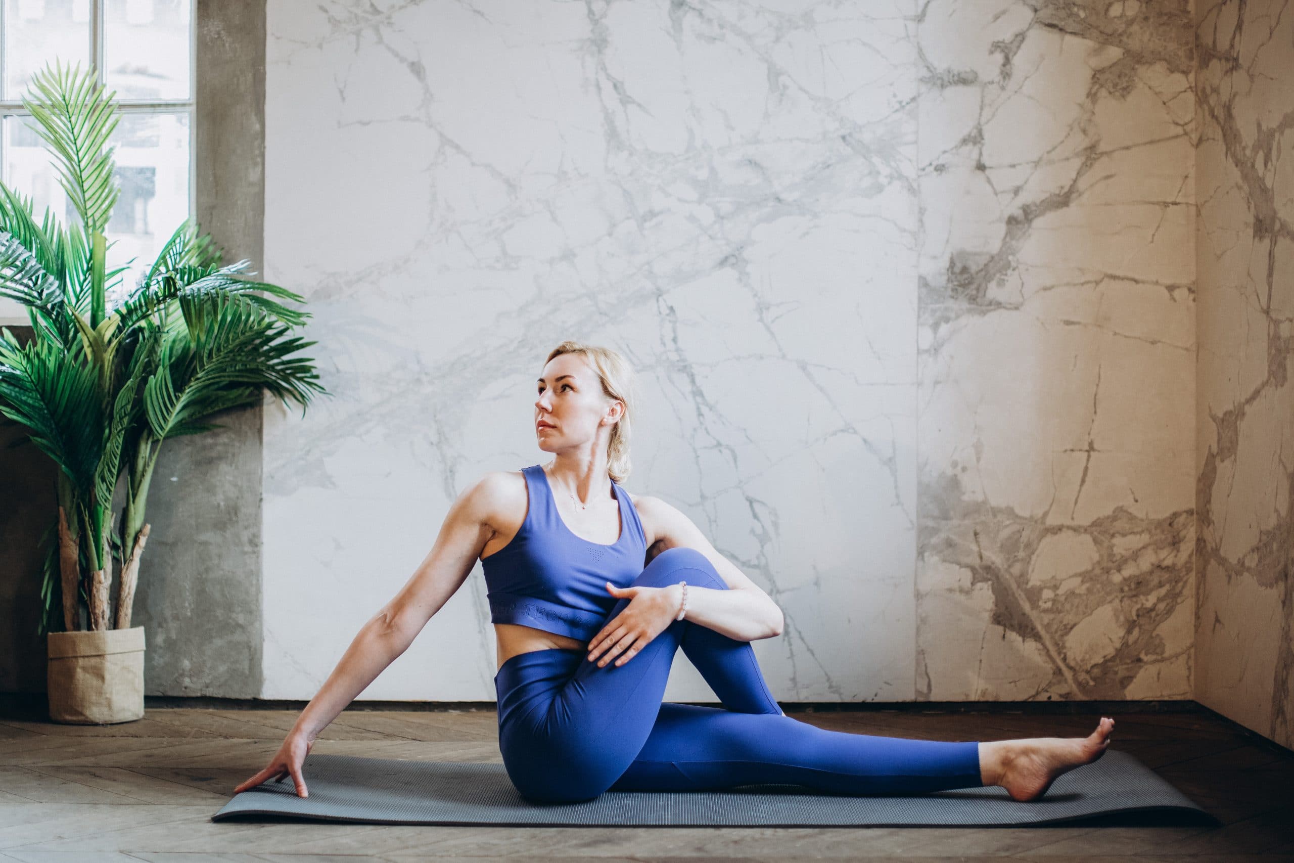 blonde vrouw doet yoga houding