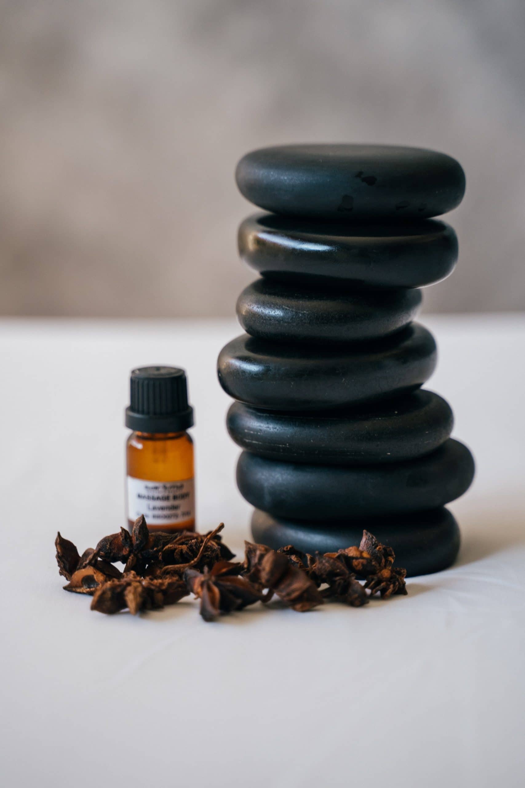 massage hot stones met olie in flesje en losse kruiden