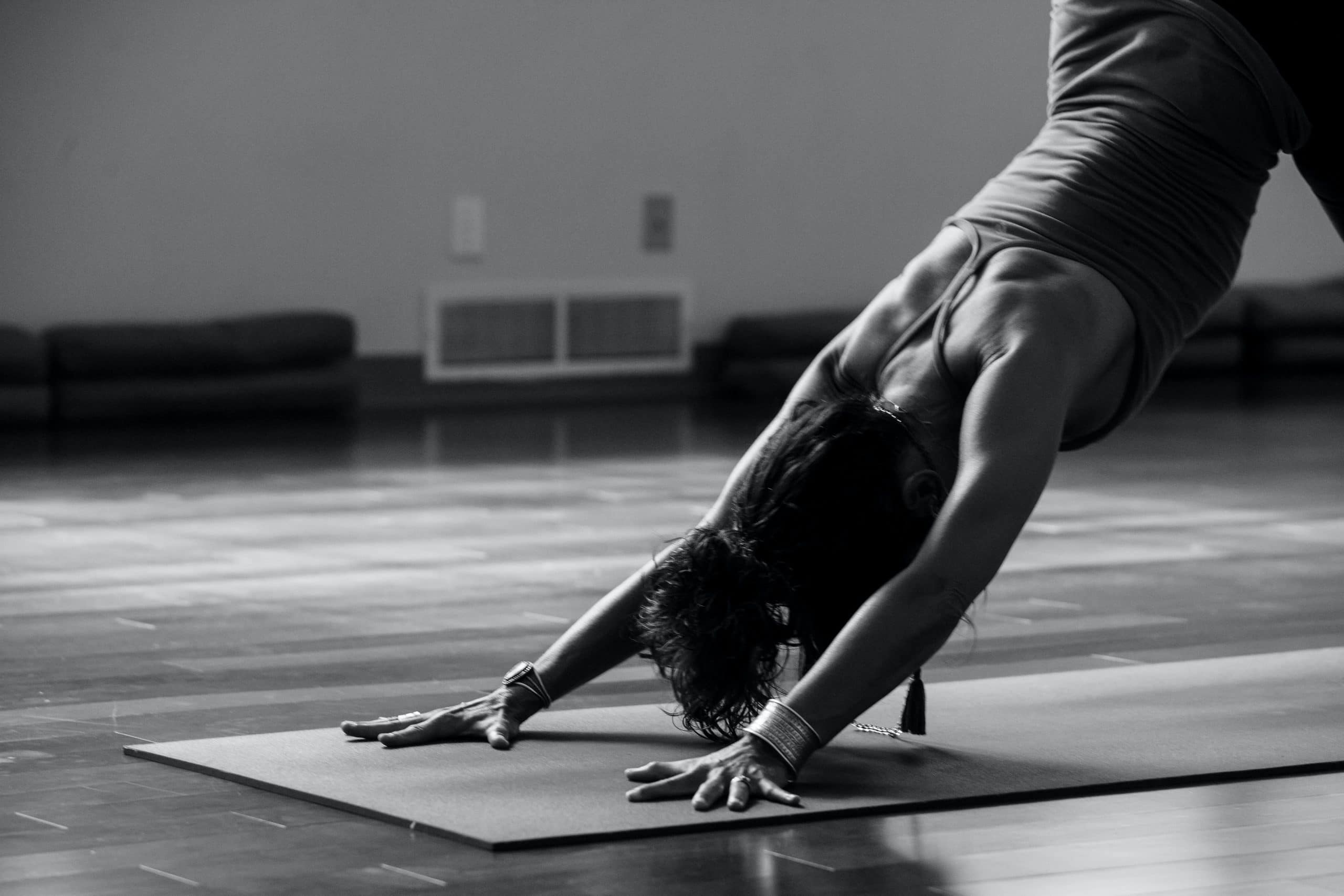 vrouw doet hatha yoga