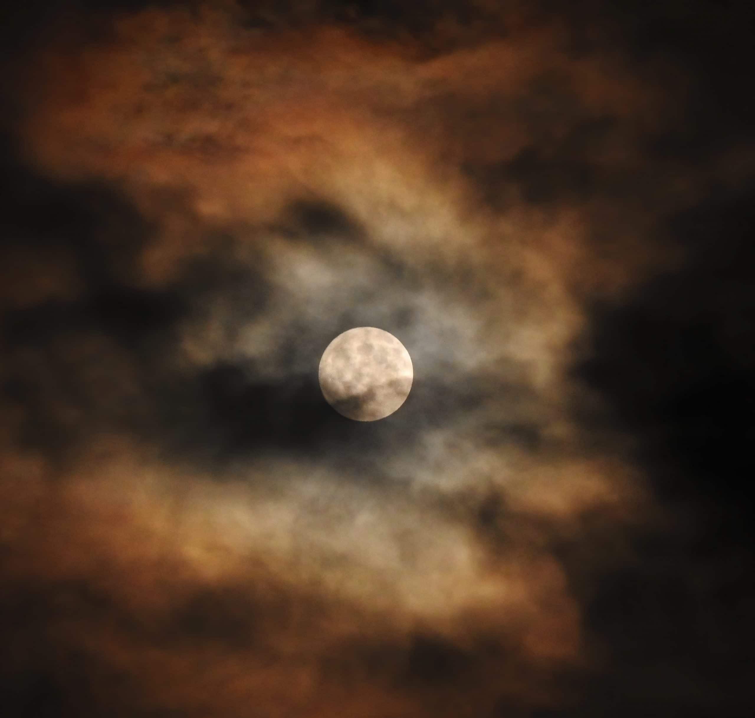 volle maan tussen wolken