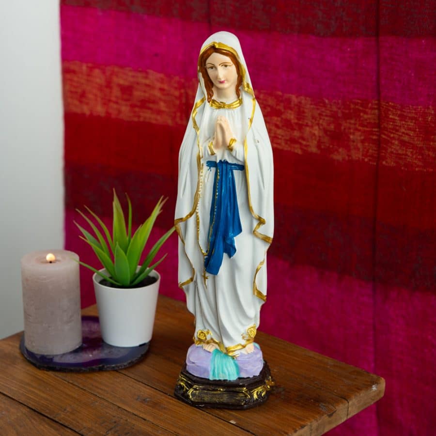 beeld van maria biddend handgeschilderd